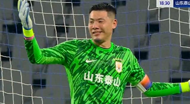 王大雷尴尬一战!被对手角球破门,送点+扑点脱手,仰面长叹