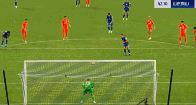 王大雷尴尬一战!被对手角球破门,送点+扑点脱手,仰面长叹