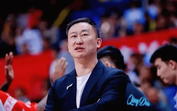 博鱼官网-刘维伟杀疯!场边爆粗怒喷韦瑟斯庞,发布会仍指责,真被气到了!|篮板|比赛|广厦|青岛|数据_新浪体育_新浪新闻