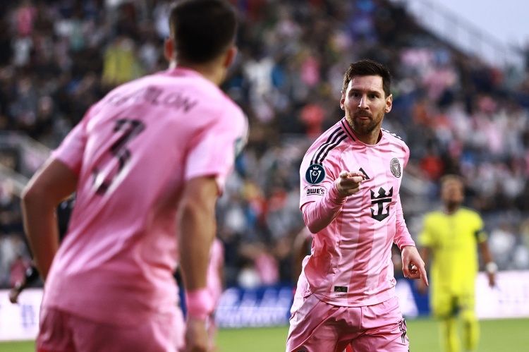 博鱼APP-人未走，枷锁先至！萨拉赫的“暮色之路”会比梅西和C罗更难抉择