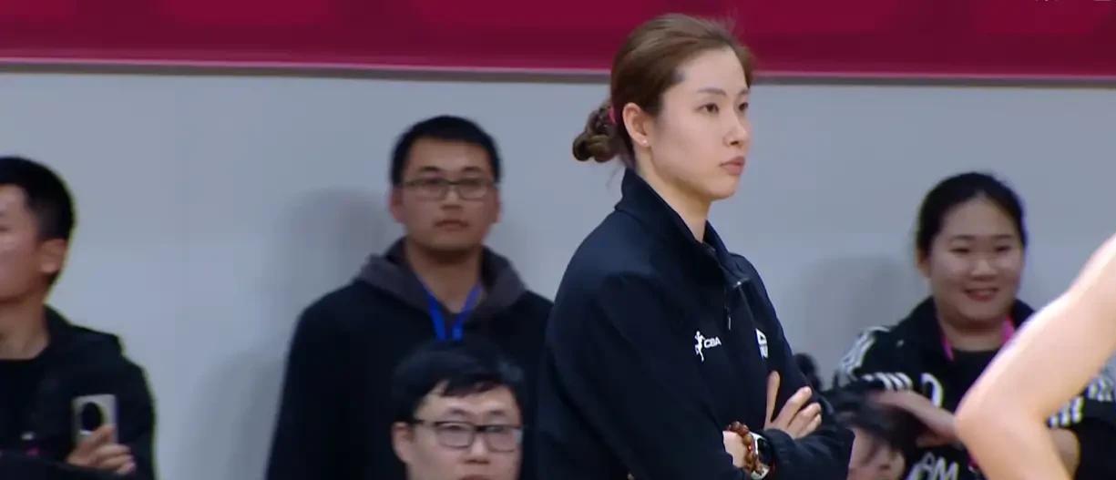 博鱼-原来她就是江苏女篮教练，年轻美貌实力并存，击败卫冕冠军广东队