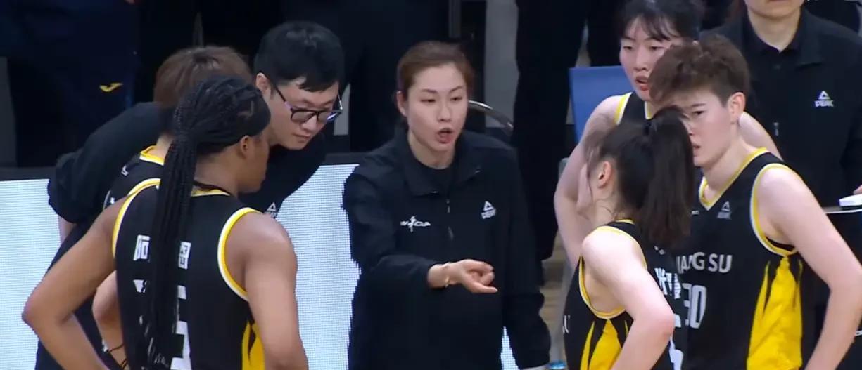 博鱼-原来她就是江苏女篮教练，年轻美貌实力并存，击败卫冕冠军广东队