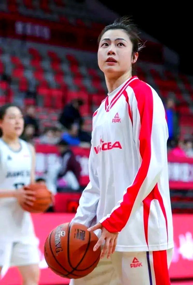 博鱼-原来她就是江苏女篮教练，年轻美貌实力并存，击败卫冕冠军广东队