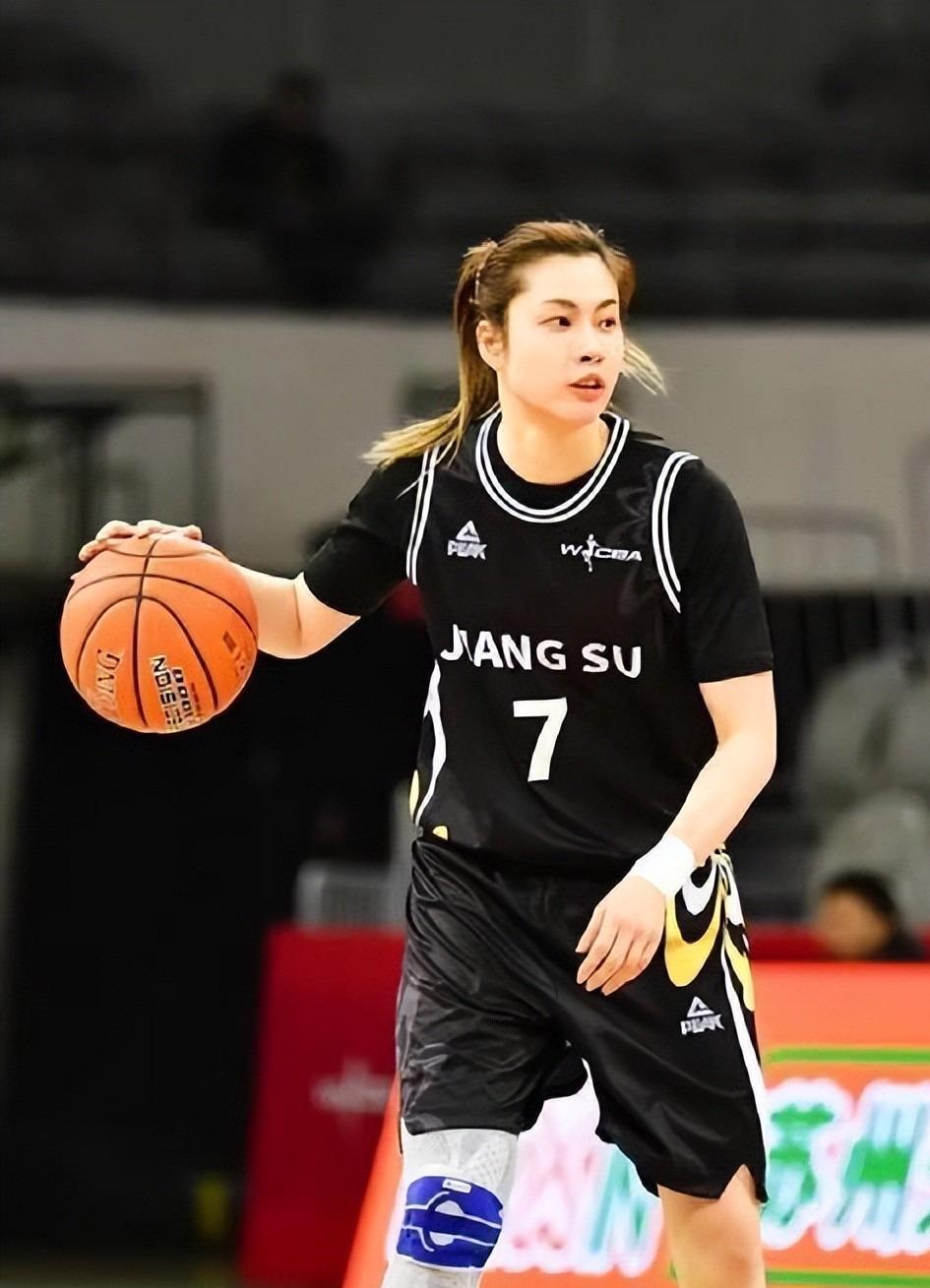 博鱼-原来她就是江苏女篮教练，年轻美貌实力并存，击败卫冕冠军广东队