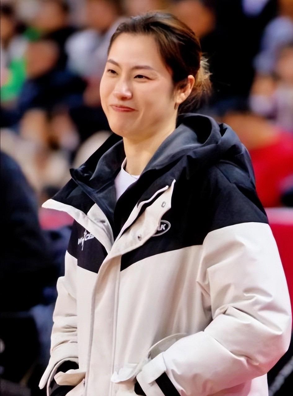博鱼-原来她就是江苏女篮教练，年轻美貌实力并存，击败卫冕冠军广东队