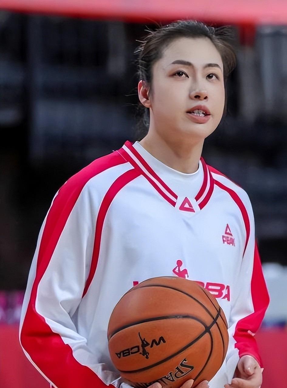博鱼-原来她就是江苏女篮教练，年轻美貌实力并存，击败卫冕冠军广东队