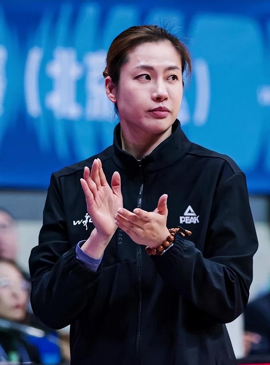 博鱼-原来她就是江苏女篮教练，年轻美貌实力并存，击败卫冕冠军广东队