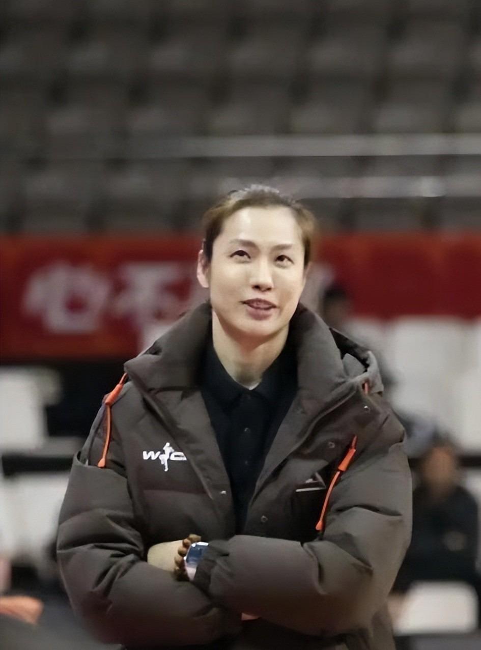 博鱼-原来她就是江苏女篮教练，年轻美貌实力并存，击败卫冕冠军广东队
