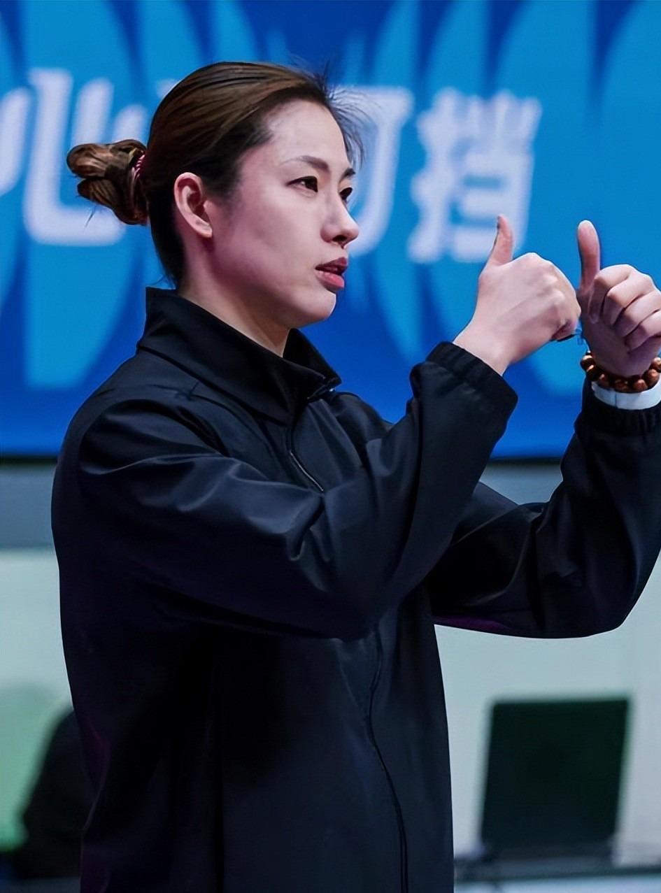 博鱼-原来她就是江苏女篮教练，年轻美貌实力并存，击败卫冕冠军广东队